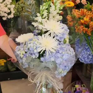 Buquê de Flores Brancas e Azuis