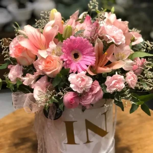 Caixa Grande de Flores com Duas Iniciais
