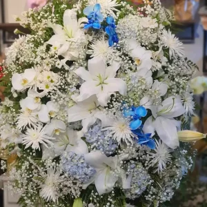 Coroa de Flores - Mix de Flores Brancas e Azuis
