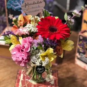 Arranjo de Flores Mistas com Plaquinha