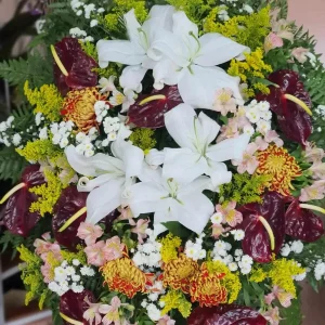 Coroa com flores brancas, amarelas e laranjas