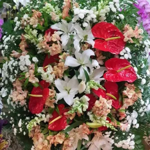 Coroa com flores brancas, vermelhas e salmão