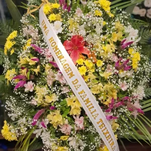 Coroa com flores amarela, brancas e rosas e toque de vermelho
