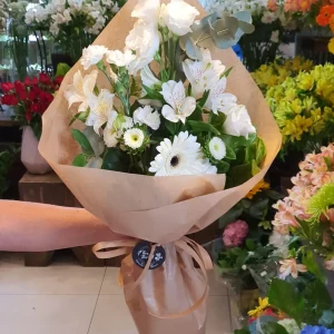 Bouquets com Mix de Flores Brancas