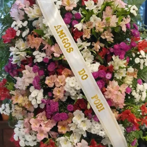 Coroa com flores brancas, vinho, vermelhas e chá