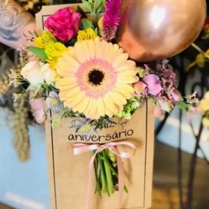 Arranjo de Flores no Card com Bexiga