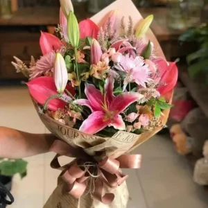 Buquê de Flores Rosa de Lírios e Antúrios