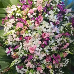Coroa com flores brancas, lilás, rosas e vinho