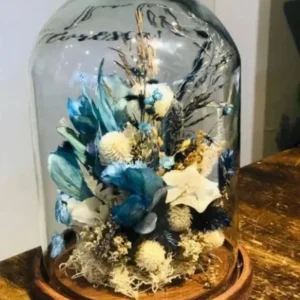 Arranjo de Flores Desidratadas em Cúpula de Vidro