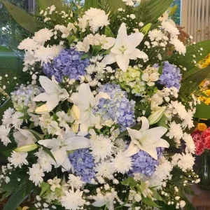 Coroa de Flores – Mix de Flores Azuis e Brancas