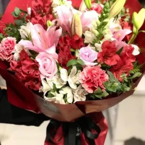 Buquê de Flores Vermelhas e Rosa