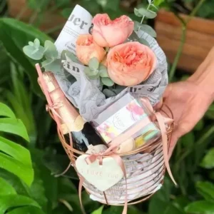 Arranjo de Flores com Chandon e Macarons