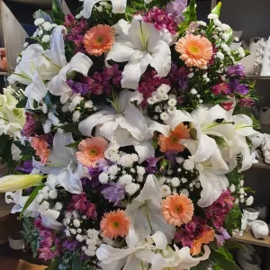 Coroa com flores brancas, roxas, salmão e lilás