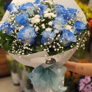 Buquê de Flores Azuis e Brancas