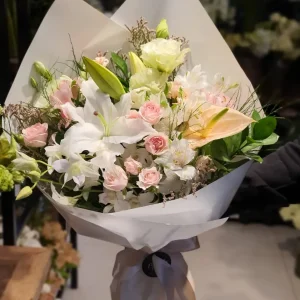Buquê de Flores Brancas, Rosas e Tons Pasteis