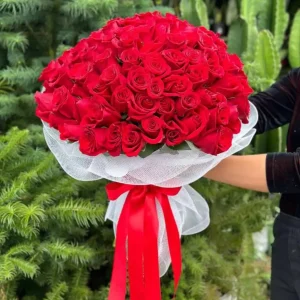 Buquê com 100 rosas vermelhas