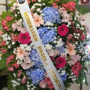 Coroa com flores Azuis, brancas, rosas e toque de vermelho