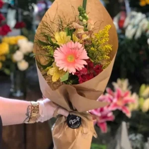 Buquê de Flores Mistas em Papel Kraft