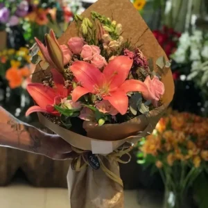 Buquê de Flores com Lírio Rosa