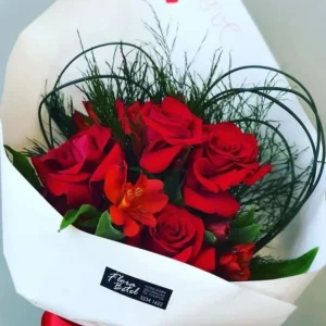 Buquê de 5 Rosas Vermelhas com Astromélia