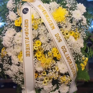 Coroa de Flores – Mix de Flores Brancas e Amarelas