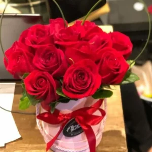 Arranjo de Rosas vermelhas em Caixa Pequena