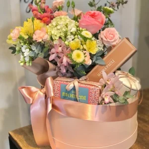Box com Arranjos de Flores, Kit Chá, Caneca e Macarons