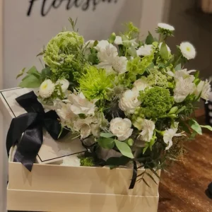 Arranjo de Flores em Caixa com Doces sortidos