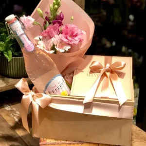 Box com Flores, Água Gaseificada, Mil Folhas e Croissant
