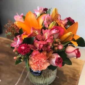 Arranjo de Flores em Tons Quentes