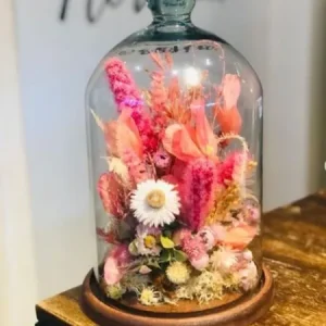 Arranjo de Flores Desidratadas em Cúpula de Vidro