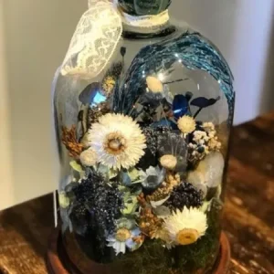 Arranjo de Flores Desidratadas em Cúpula de Vidro