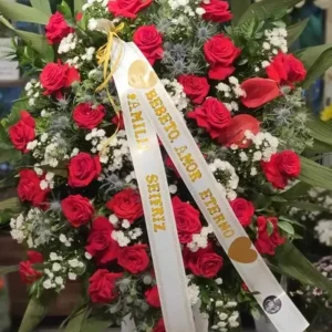 Coroa com rosas vermelhas