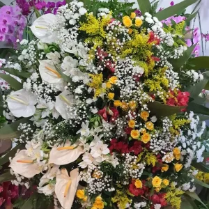 Coroa com flores Amarelas, brancas, vermelhas e salmão