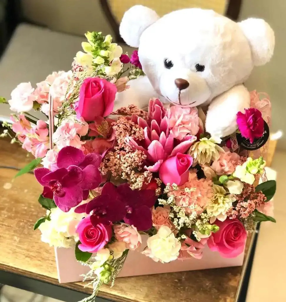 Arranjo de Flores Azuis na Maleta com Pelúcia