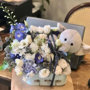Arranjo de Flores Rosas na Maleta com Pelúcia