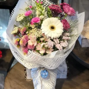 Buquê de Flores Brancas e Rosas