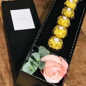 Arranjo de Rosa cor de Rosa em Caixa com Chocolate